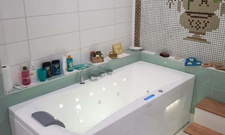 Pose d'une baignoire balnéo avec jeux de lumière et différentes vitesses de massage