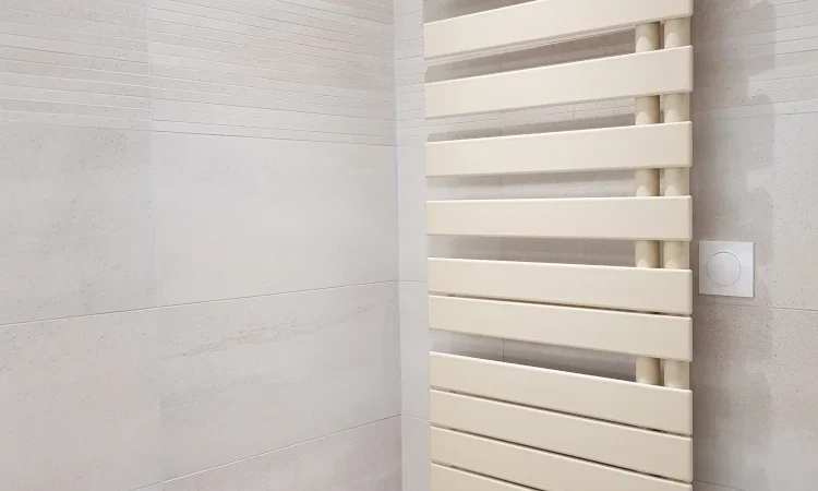 Pose et raccordement d'un radiateur sèche serviette dans une rénovation de salle de bain