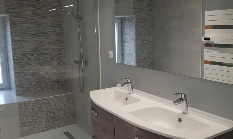 Pose d'une double vasque avec son miroir et lumières