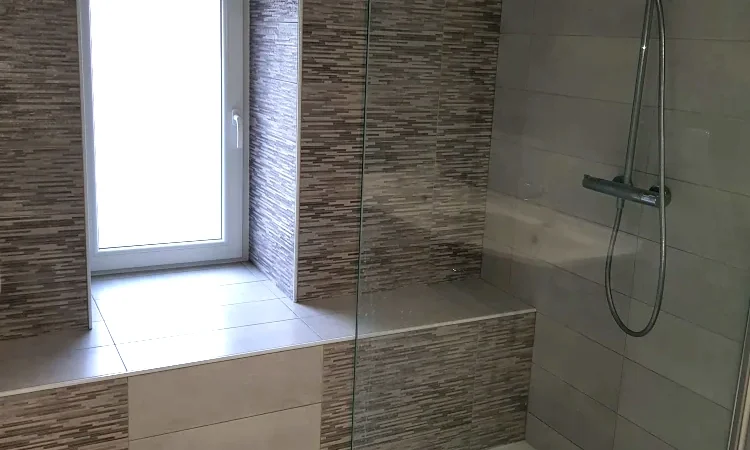 Pose d'un bac à douche avec création d'un banc carrelé sur la longueur