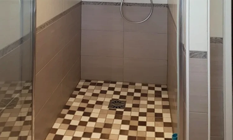 Douche avec receveur wedi à carreler qui finit à la même hauteur que le sol de la salle de bain, dit à l'italienne