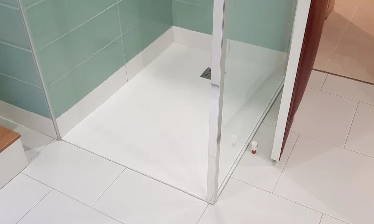 Pose et encastrement d'un bac à douche avec paroi fixe