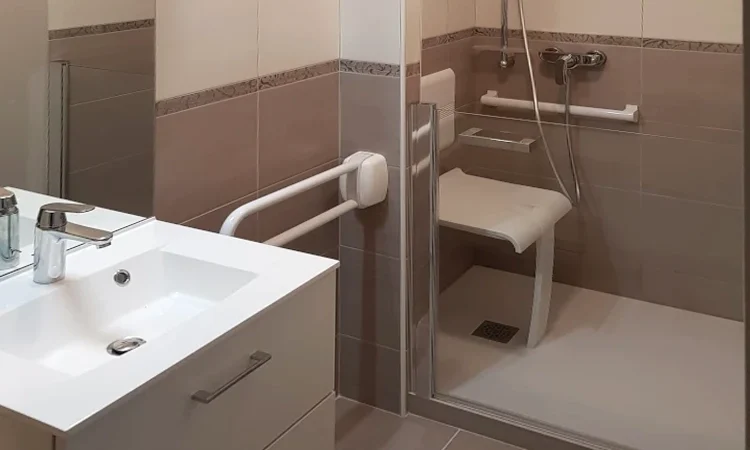 Rénovation d'une salle de bain avec normes PMR ( personnes à mobilité réduite ) avec la pose de barres de maintien et une porte mi hauteur pour effectuer la toilette de la personne depuis l'extérieur