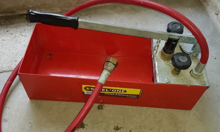 Pompe à épreuve afin d'injecter des produits dans votre installation de chauffage pour effectuer rinçage ou désembouage de l'installation