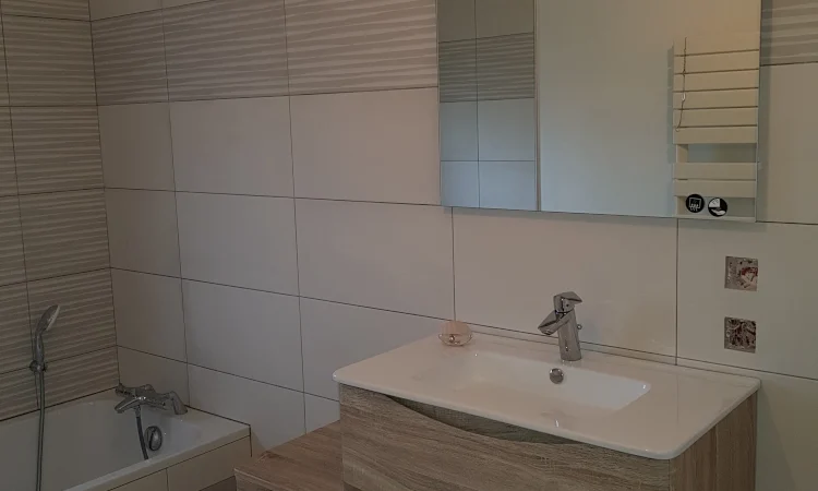Pose d'un meuble lavabo décalé avec miroir et robinetterie